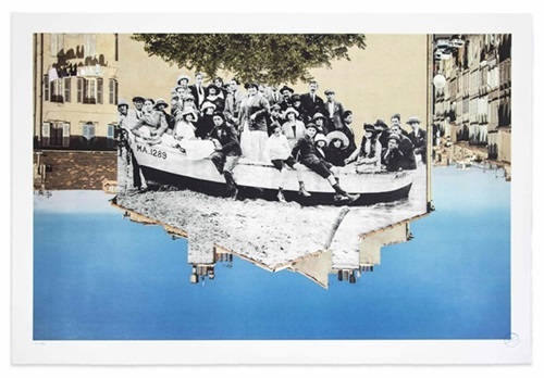 Unframed, Un Groupe Posant Dans Une Barque AmarrÃ©e Sur La Plage Revu Par JR, Marseille Vers 1930, Ma