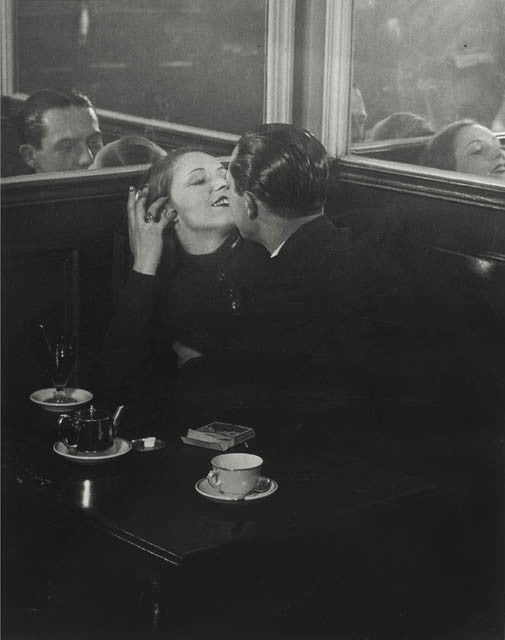 Couple d'amoureux dans un petit cafe, quartier Italie